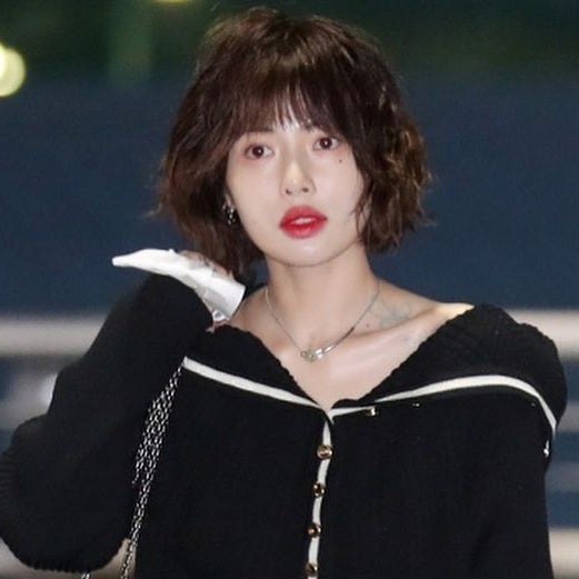  현아이던 큐티한 공항패션 샤넬 토트백 니트 가디건 후디 여자 가을 코디