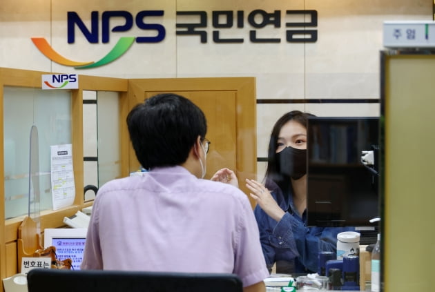 국민연금 임의가입자 2만명 감소…건강보험 개편 후폭풍? 국민연금 임의가입자 2만명 감소…건강보험 개편 후폭풍?