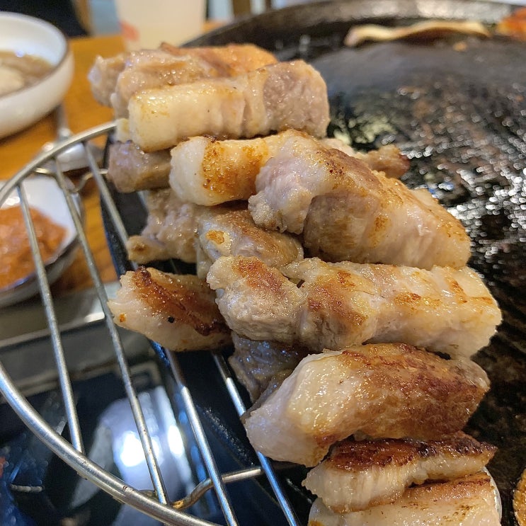  거제 중곡 삼겹살 맛집 나돼지, 솥뚜껑 삼겹살은 정말 신박하네요