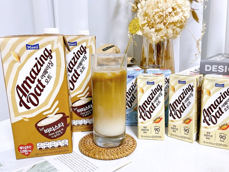 귀리 우유로 놀라운 귀리 귀리 라떼를 만드는 것은 쉽습니다. 귀리 우유로 놀라운 귀리 귀리 라떼를 만드는 것은 쉽습니다.