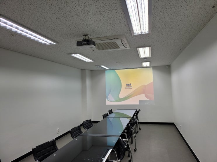 회의실 흰 벽에 영상화면 만들 수 있는 업무용 빔프로젝터 뷰소닉 PJB523X 천장 설치