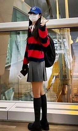  한효주 공항패션 프라다 로퍼 볼캡 스트라이프 티셔츠 여자 가을 코디