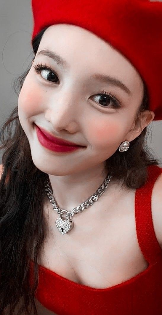 돈 들어오는 나연 핸드폰 배경화면 사진 과연?