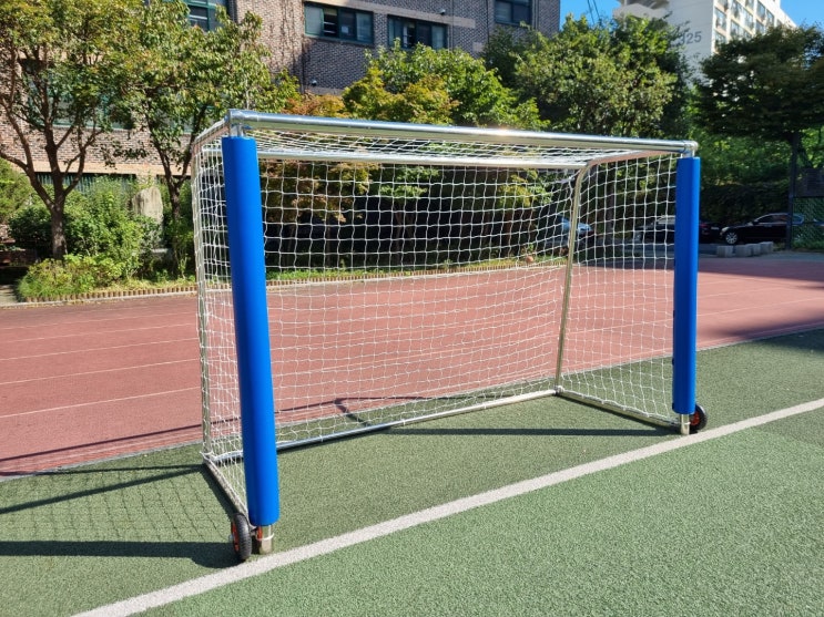  [날개스포츠] 서울신동중학교 풋살골대 스텐 바퀴형 설치, 풋살골대보호대 설치 작업