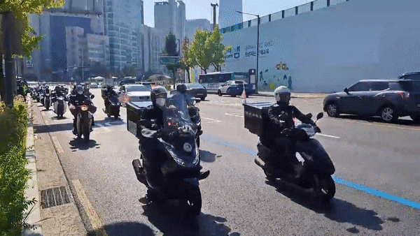 尹 집무실로 향한 배달 라이더…"배달료 인상·보험료 인하" 촉구 尹 집무실로 향한 배달 라이더…"배달료 인상·보험료 인하" 촉구
