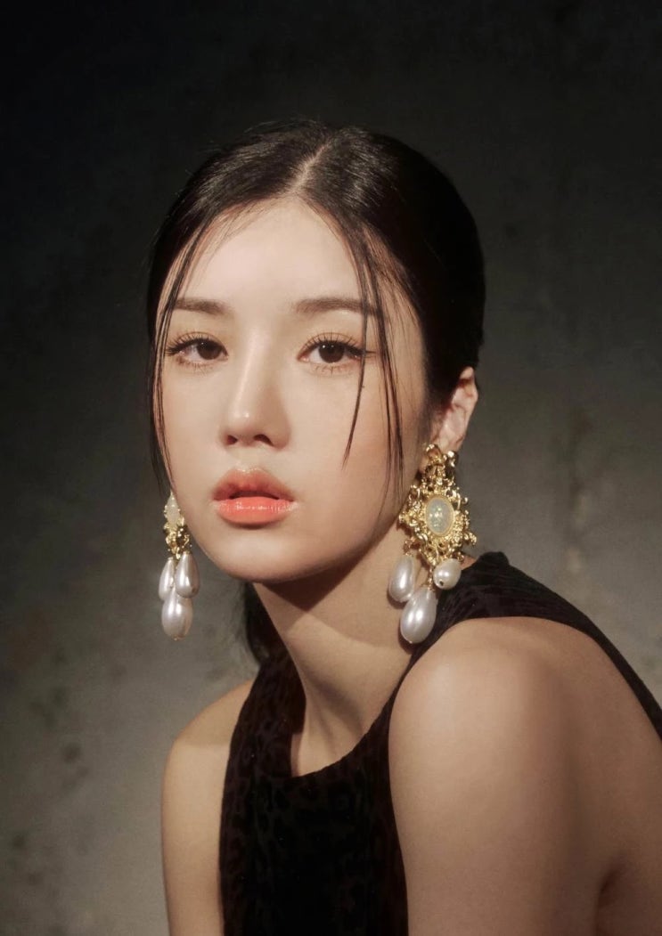 이채연과 동시 컴백한 권은비, "정말 미안했다" 하지만 시너지 효과 기대...그룹 아이즈원 멤버로 함께 활동해 이채연과 동시 컴백한 권은비, "정말 미안했다" 하지만 시너지 효과 기대...그룹 아이즈원 멤버로 함께 활동해