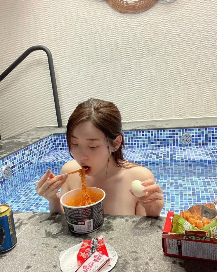 '결혼 3년 차 유부녀' 신재은 근황, 깜짝 결혼으로 숱한 남성 팬들 눈물...변함없는 노출 수위로 팬들 놀라게 해 '결혼 3년 차 유부녀' 신재은 근황, 깜짝 결혼으로 숱한 남성 팬들 눈물...변함없는 노출 수위로 팬들 놀라게 해