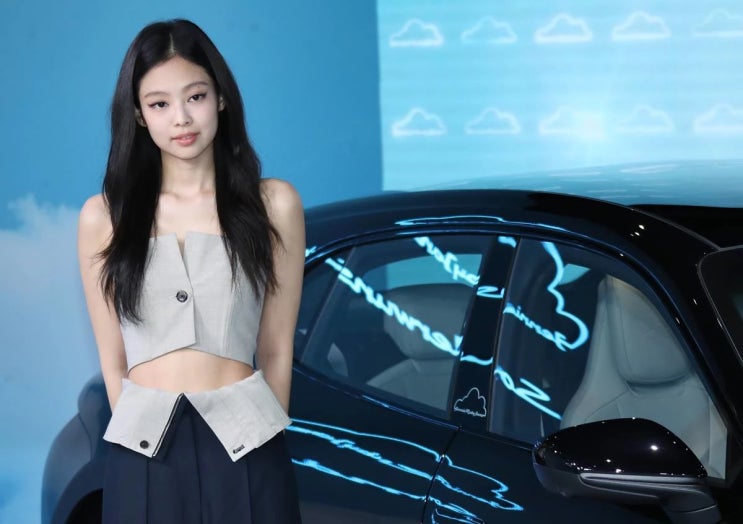포르쉐 공개 행사 참석한 블랙핑크 제니, 단추 하나로 간신히 가린 상반신 눈길..."하늘을 나는 구름차" 앞에서 포즈
