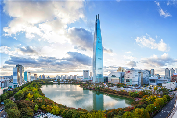  롯데지주, 재무부담 확대에…자회사 지원 가능성까지