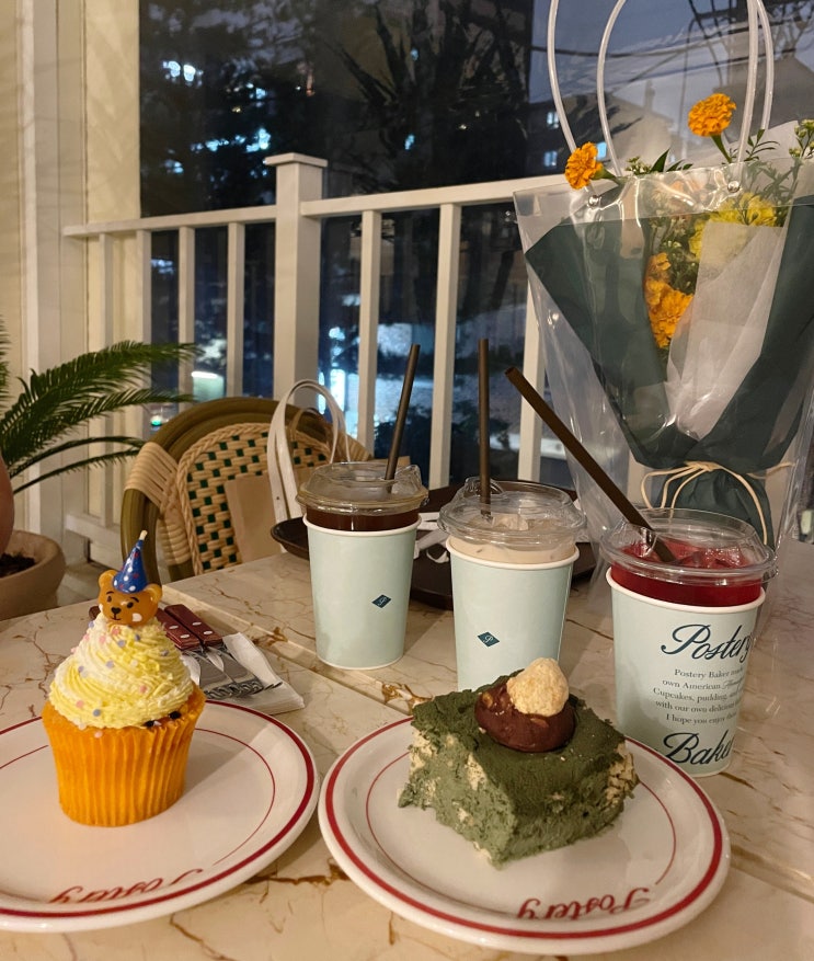  [도산공원 카페] 포스터리 베이커 | 압구정 로데오 채광 맛집 미국 감성 2층 베이커리 카페 / 압구정 로데오 컵케이크 맛집 / 압구정 디저트 카페 / 압구정 채광 맛집 카페