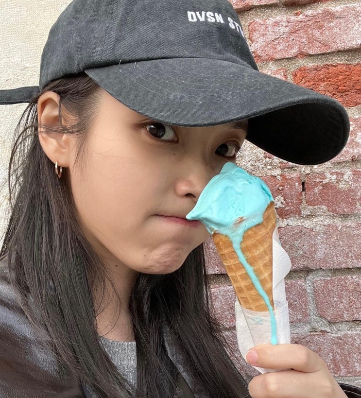 '유럽을 여행 중인' 아이유 일상, 수수한 차림으로 골목을 누비며 여유를 만끽...러블리한 분위기가 시선 사로 잡아 '유럽을 여행 중인' 아이유 일상, 수수한 차림으로 골목을 누비며 여유를 만끽...러블리한 분위기가 시선 사로 잡아