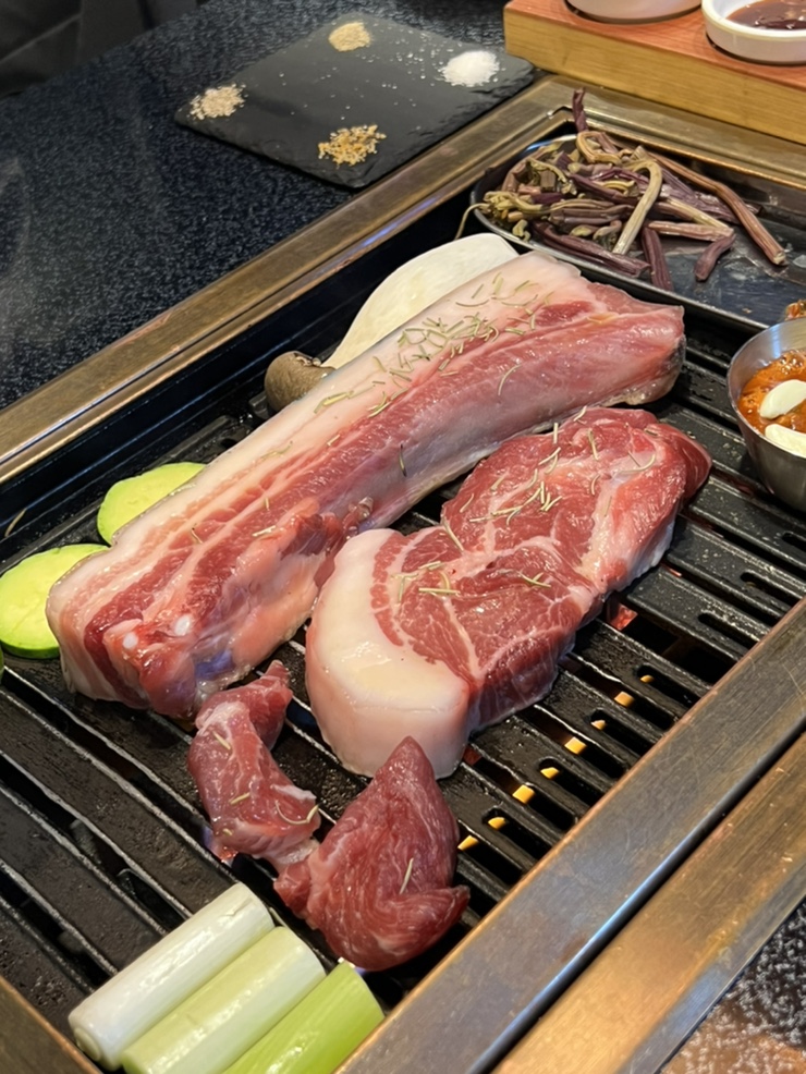  부천 현대백화점 고깃집 제주옥탑 고기 구워주는 친절 보스 고깃집에서 맛있는 저녁 식사