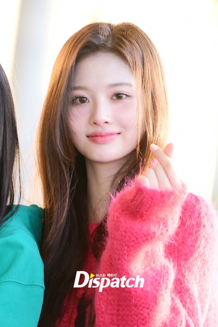 그룹 엔믹스 멤버 설윤·해원, "입술 쭈우욱" 귀여운 볼하트 날리며 일본으로 출국...日 타워레코드 차트 1위 그룹 엔믹스 멤버 설윤·해원, "입술 쭈우욱" 귀여운 볼하트 날리며 일본으로 출국...日 타워레코드 차트 1위