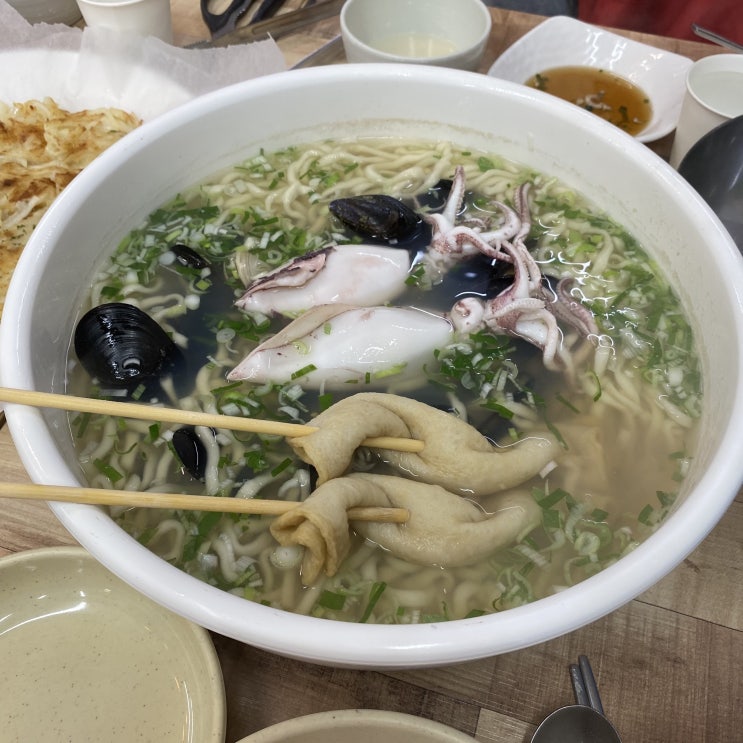 부산역맛집- 초량해칼국수 부산역점 대한민국 1호점 한치칼국수 (Feat.참맛나는 참맛카롱)