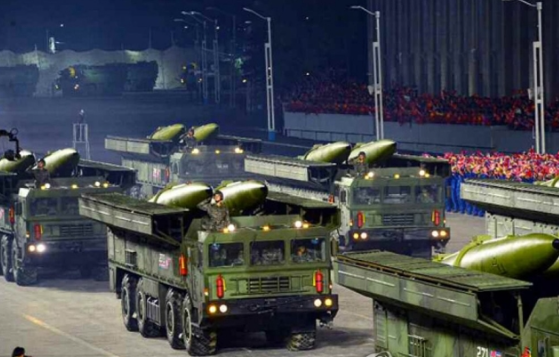북한 심야에 군용기와 미사일로 동시도발