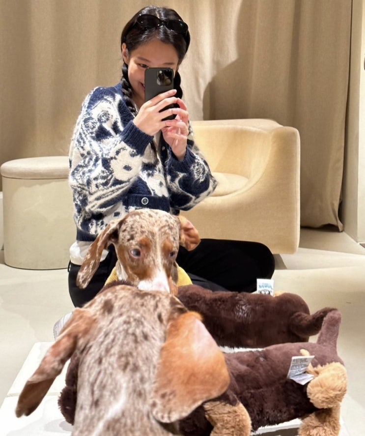  블랙핑크 제니 인스타그램 공항패션 가디건 정보 | 자크뮈스 JACQUEMUS | 샤넬 CHANEL