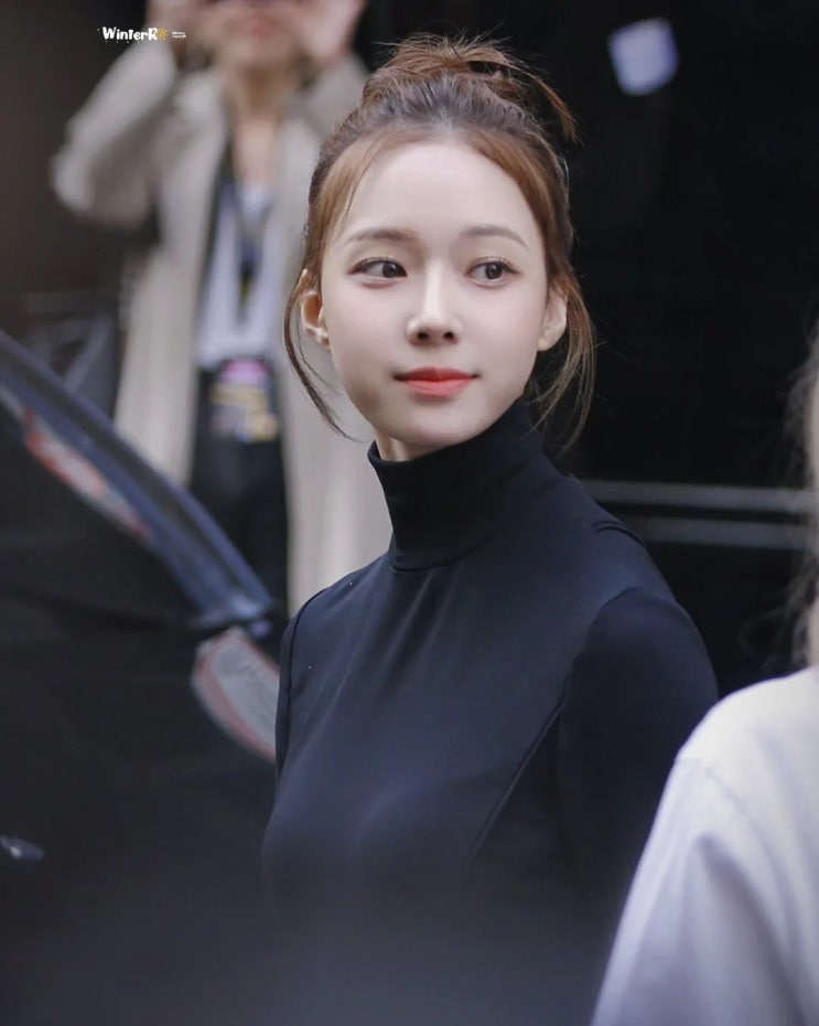 에스파 멤버 윈터, "안녕 나 민정이야" 공항까지 배웅 나온 팬들에게 '직접 쓴 손편지' 주는 장면 에스파 멤버 윈터, "안녕 나 민정이야" 공항까지 배웅 나온 팬들에게 '직접 쓴 손편지' 주는 장면