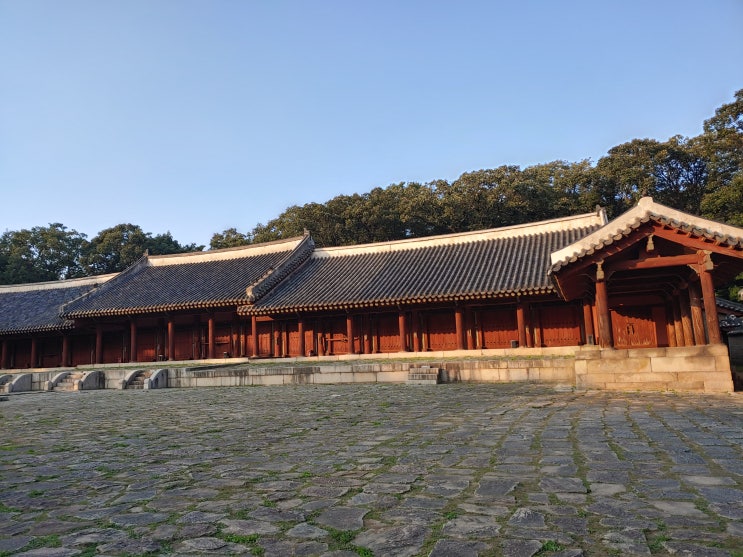 서울특별시 여행 (유네스코 세계문화유산 '종묘' : 조선시대 역대 왕과 왕비 및 추존된 왕과 왕비의 신주(神主)를 모시고 재를 올리는 사당)