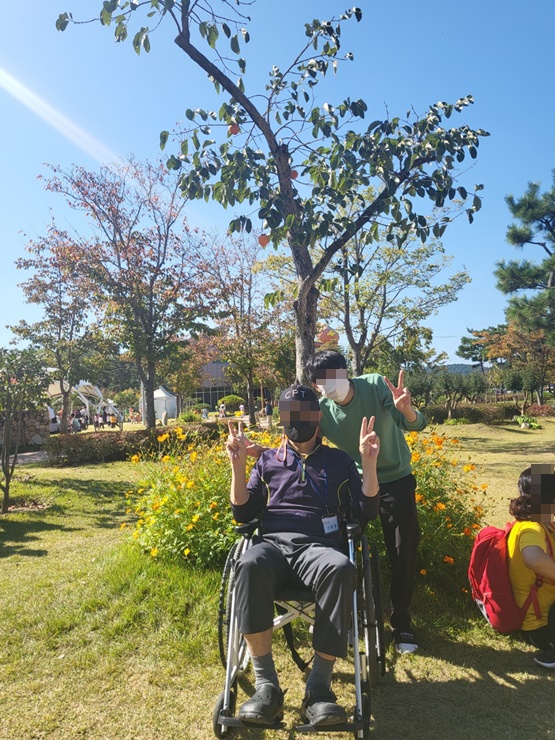 김해주간보호센터, 장유주간보호센터 국내최고의 프리미엄 온유한주간보호센터  사회적응훈련  - 나들이 : 창원단감테마공원