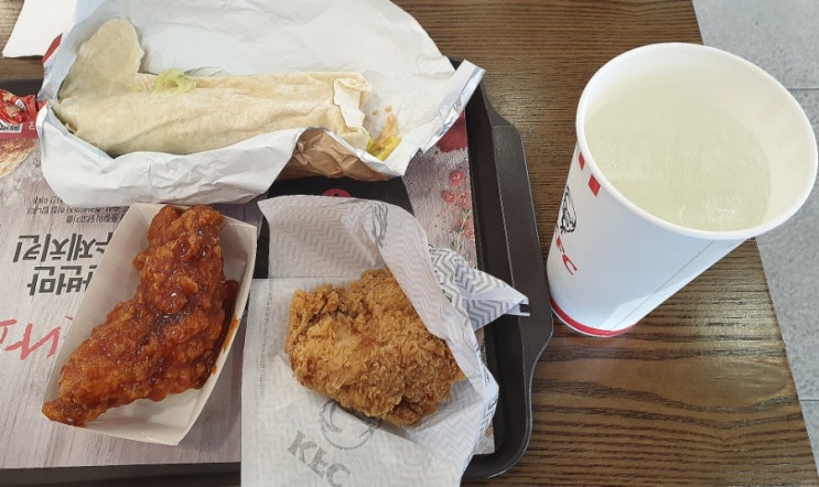 KFC 메뉴소개 및 메뉴추천(버거/치킨/사이드, 22.10월기준) + 내돈내산 솔직후기(갓양념블랙라벨치킨/ 핫크리스피치킨/트위스터) KFC 메뉴소개 및 메뉴추천(버거/치킨/사이드, 22.10월기준) + 내돈내산 솔직후기(갓양념블랙라벨치킨/ 핫크리스피치킨/트위스터)