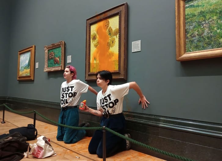런던 갤러리에서 반 고흐의 '해바라기'에 토마토 수프를 던진 화석연료 시위대