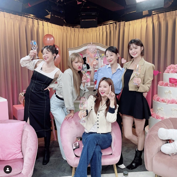 '10년 차 아이돌' EXID 정화·하니·LE·솔지·혜린, 체력은 예전 같지 않아...꿀피부 비결 가방에 영양제 가득 '10년 차 아이돌' EXID 정화·하니·LE·솔지·혜린, 체력은 예전 같지 않아...꿀피부 비결 가방에 영양제 가득