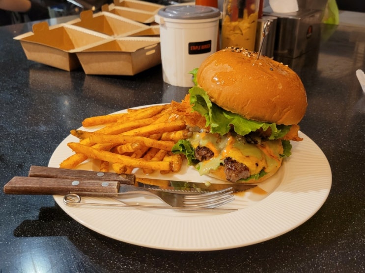  오류동 스테이플버거 수제버거 패티와 감자튀김이 맛있어요