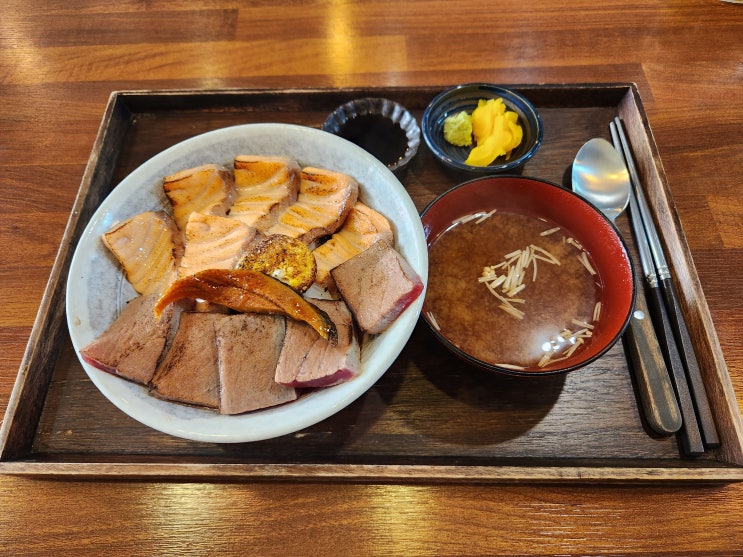  대학로 혜화역 추천 혼밥 맛집 '함박웃음식당' 재방문 후기 : 연어, 참치, 육회, 아보카도를 조화시킨 덮밥.