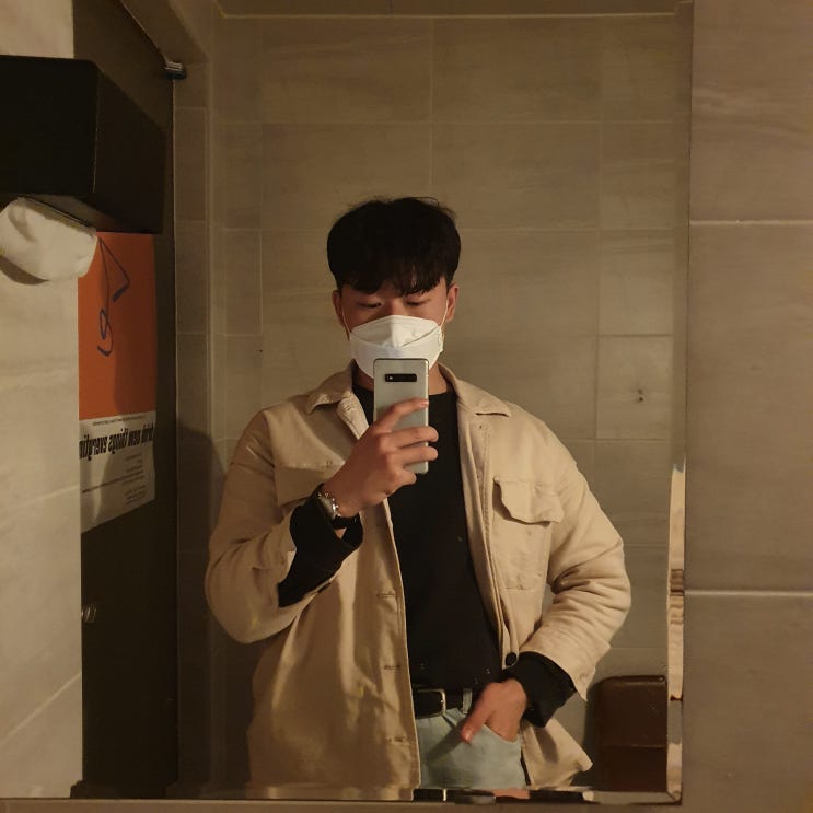 남자 옷 코디 : 베이지 자켓 연청 청바지 검은색 맨투맨 남자 옷 코디 : 베이지 자켓 연청 청바지 검은색 맨투맨