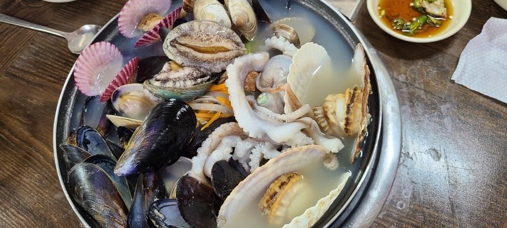  경기도 안산에서 대부도 해물 듬뿍 들어간 칼국수 맛집인 [16호원조할머니칼국수] 입니다.