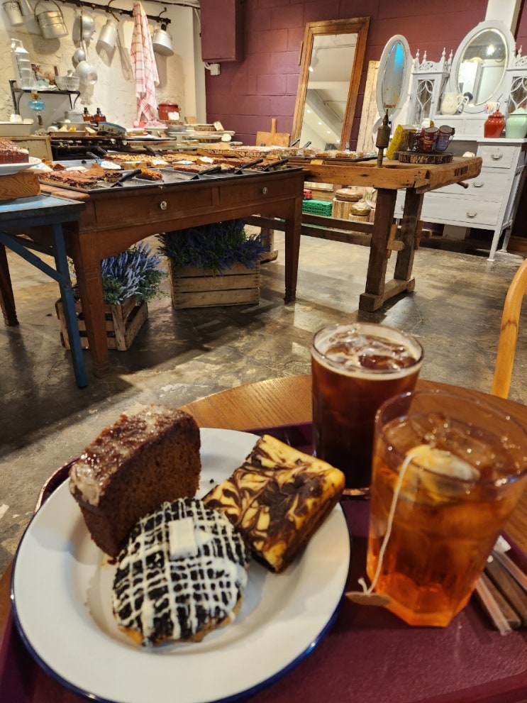 [가로수길 디저트 맛집] 다양한 디저트 가로수길 빵집 : 쿠라우니