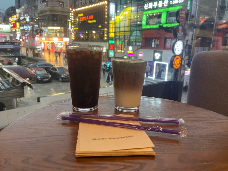 강남거리를 내려다볼 수 있는 카페 강남커피빈 강남역먹자골목점