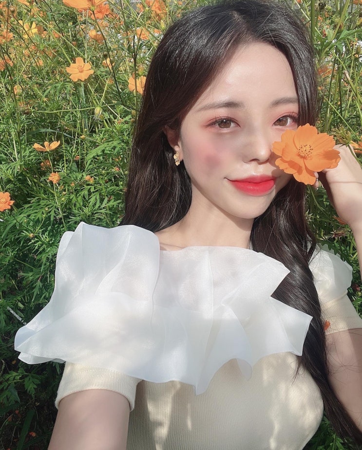 살랑거리는 물소리를 반주삼아 흥얼거리던 노랫소리 살랑거리는 물소리를 반주삼아 흥얼거리던 노랫소리