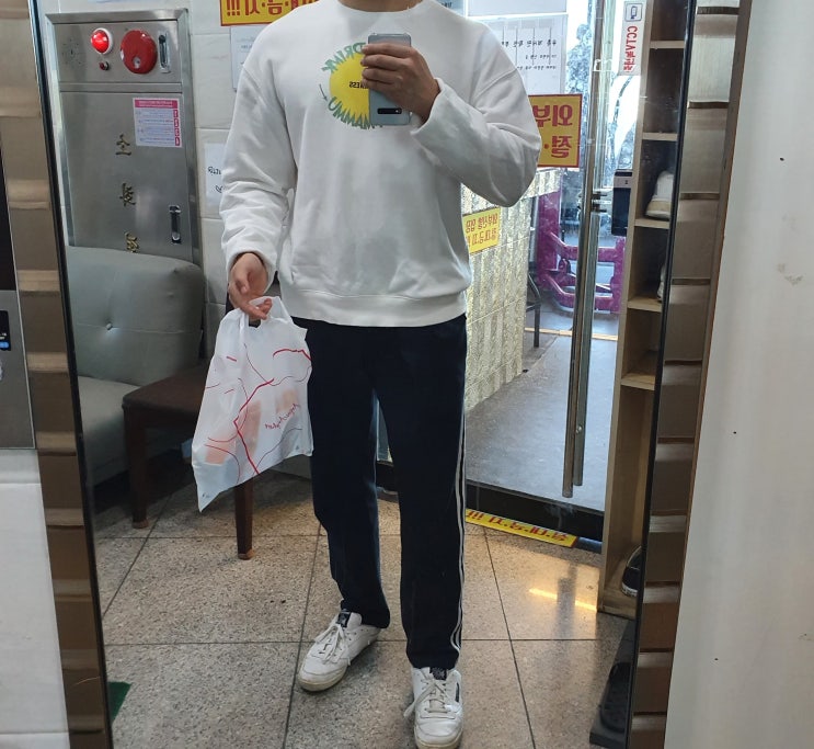남자 옷 코디 : 아이보리 맨투맨 검흰 트레이닝 팬츠 남자 옷 코디 : 아이보리 맨투맨 검흰 트레이닝 팬츠
