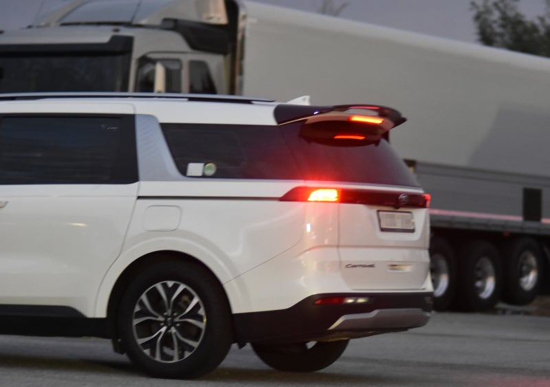 ЗАДНИЙ СПОЙЛЕР НА БАГАЖНИК ONZIGOO НА KIA CARNIVAL KA4