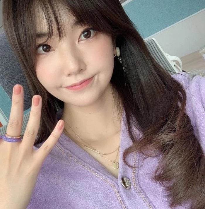 성형설에 울컥한 '나는 솔로' 9기 옥순, 팬 "앞트임 한 거냐" 질문에..."억울해 미쳐" 예쁜 외모에 관심 성형설에 울컥한 '나는 솔로' 9기 옥순, 팬 "앞트임 한 거냐" 질문에..."억울해 미쳐" 예쁜 외모에 관심