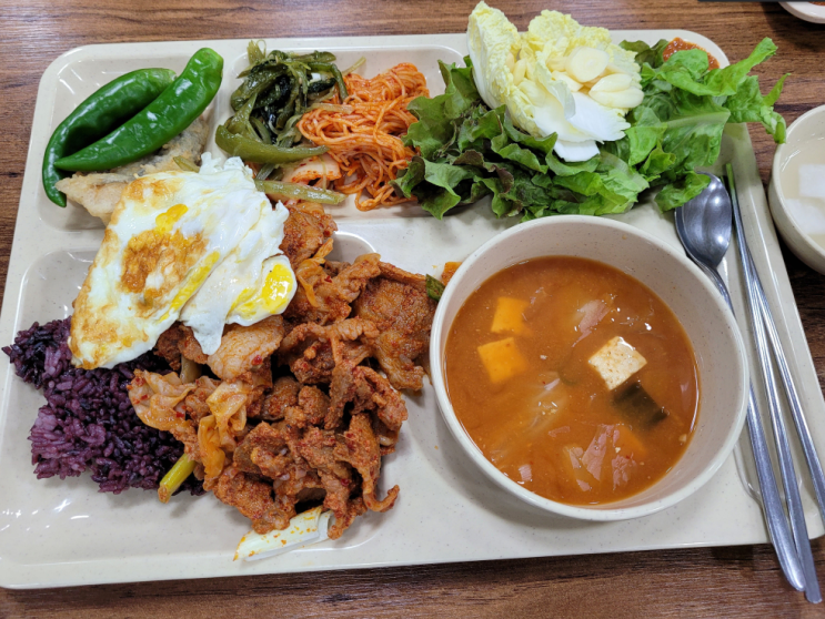  구내식당 가격 올랐지만 맛있어서 참는다