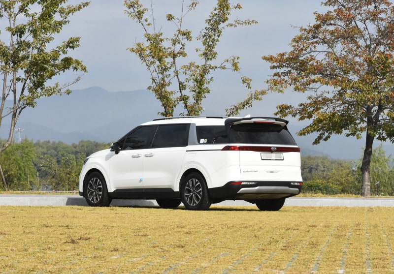 ЗАДНИЙ СПОЙЛЕР НА БАГАЖНИК ONZIGOO НА KIA CARNIVAL KA4
