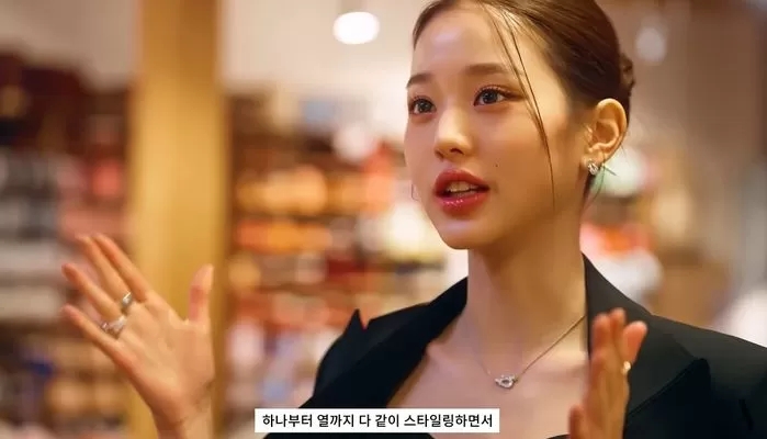 걸그룹 아이브 장원영이 '여신 머리' 대신 '올림 머리'한 이유, 파리 패션워크에서 비녀를 꽂아 눈길 걸그룹 아이브 장원영이 '여신 머리' 대신 '올림 머리'한 이유, 파리 패션워크에서 비녀를 꽂아 눈길