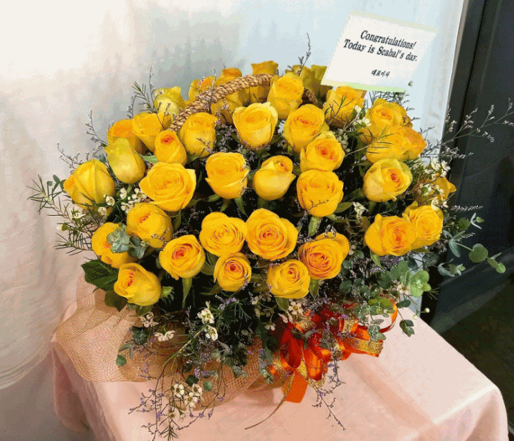  롯데호텔에서 열린 회사 창립기념회를 축하하는 노랑 장미 50송이 꽃바구니