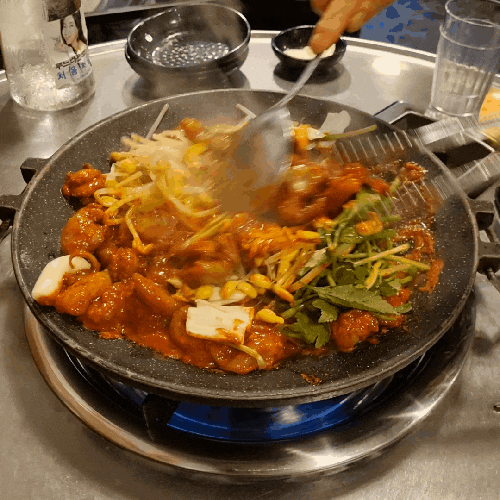  매운맛이 생각날 땐 줄서서 먹는 쭈꾸미 맛집 : 당산빨간쭈꾸미