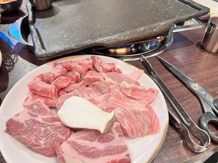  신당역맛집 심플한 실내 그리고 질좋은 모듬고기 이베리코흑돼지신당역점
