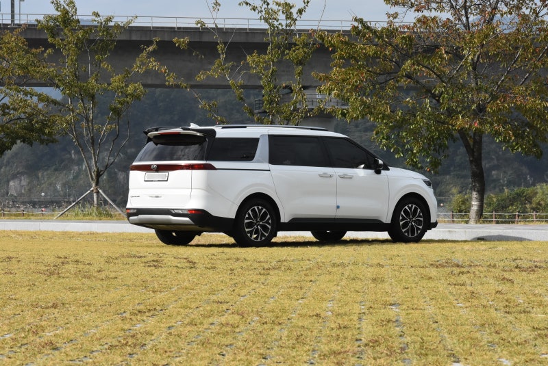 ЗАДНИЙ СПОЙЛЕР НА БАГАЖНИК ONZIGOO НА KIA CARNIVAL KA4