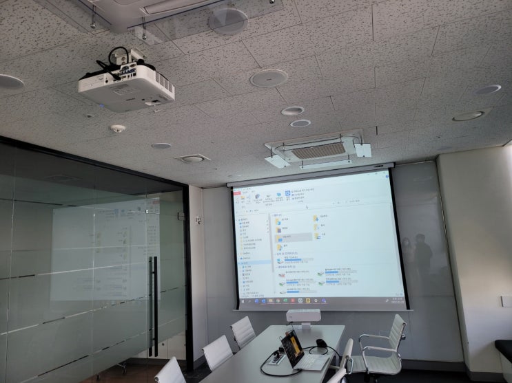 회의실 업무 보기 좋은 5500안시 엡손 EB-2065 빔프로젝터 스크린 천장설치
