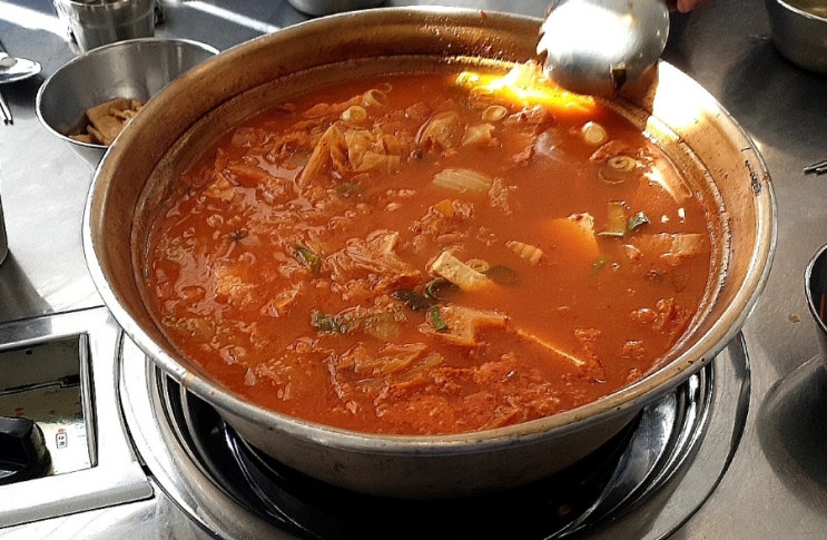 맛있는 생돼지고기가 가득한 "전통김치찌개전문점 연일점" 회사돈내먹 솔직후기 (김치찌개) 맛있는 생돼지고기가 가득한 "전통김치찌개전문점 연일점" 회사돈내먹 솔직후기 (김치찌개)