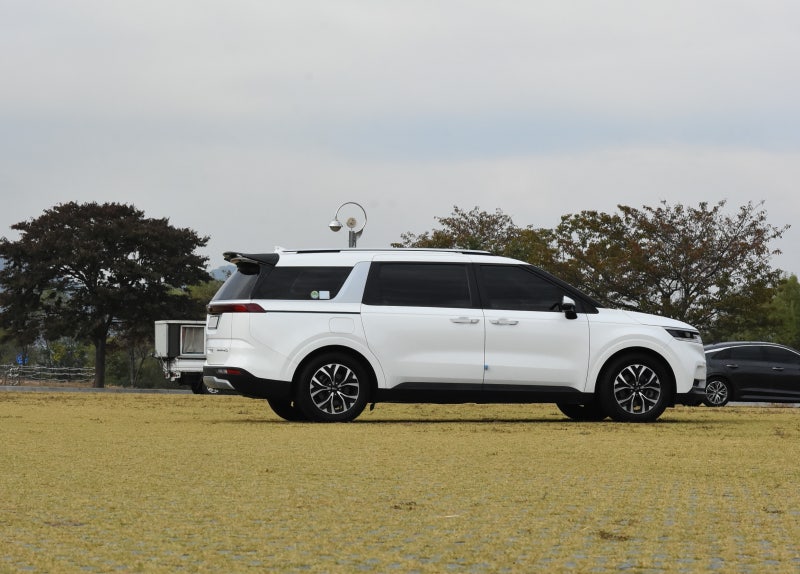 ЗАДНИЙ СПОЙЛЕР НА БАГАЖНИК ONZIGOO НА KIA CARNIVAL KA4