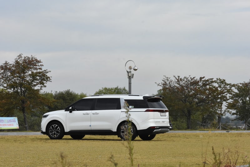 ЗАДНИЙ СПОЙЛЕР НА БАГАЖНИК ONZIGOO НА KIA CARNIVAL KA4