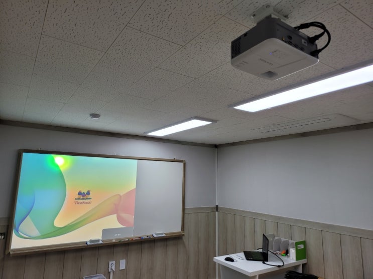  학원 화이트보드에 강의용 자료 판서 가능한 뷰소닉 PJB523X 빔프로젝터설치
