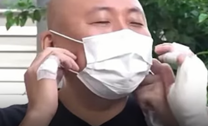 웹툰작가 주호민 강도 피습소식 전했다... 지난 5월 주식실패 A씨 주호민 자택 침입 흉기 휘둘렀다... 주호민 손목 등 2주 상해 입어 웹툰작가 주호민 강도 피습소식 전했다... 지난 5월 주식실패 A씨 주호민 자택 침입 흉기 휘둘렀다... 주호민 손목 등 2주 상해 입어