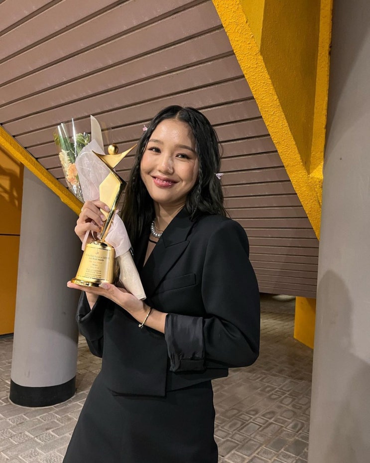 '신인상' 수상한 오마이걸 미미, 시상식에서 속옷만 입고 재킷 걸쳐 고혹적인 자태 뽐내 "예능인으로 상 받으러 왔어요" '신인상' 수상한 오마이걸 미미, 시상식에서 속옷만 입고 재킷 걸쳐 고혹적인 자태 뽐내 "예능인으로 상 받으러 왔어요"